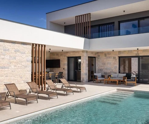 Istrie, Poreč, exkluzivní moderní vila s vlastním bazénem blízko moře