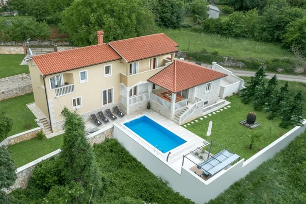Tinjan, Isztria: Békés villa saját medencével