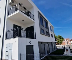 Čiovo, Okrug G, appartement de 2 chambres, 75 m2, construction neuve, grande terrasse, à 250 m de la mer