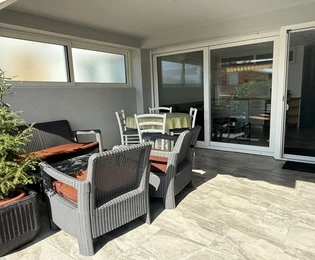 APARTAMENTO AMUEBLADO CON VISTAS AL MAR, EN UNA ZONA TRANQUILA.