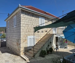 Marina, Vinišće, két kőház 353 m², első sor a tengerhez