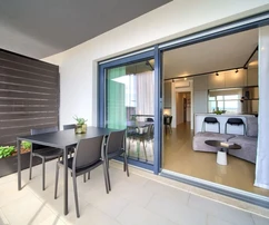 MODERN BERENDEZÉSŰ LAKÁS TENGERRE NÉZŐ KILÁTÁSSAL, VONZÓ HELYEN!