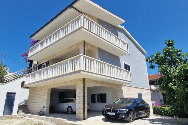 Podstrana, Haus 340m2 mit 3 Wohneinheiten und Garage, Meerblick