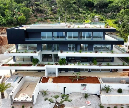 EXCLUSIVE APARTMENT WITH SWIMMING POOL AND GARDEN, 300 M FROM THE SEA!