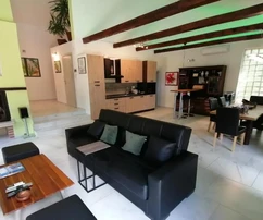 VONZÓ HÁZ NAGY KERTTEL, CSENDES HELYEN!