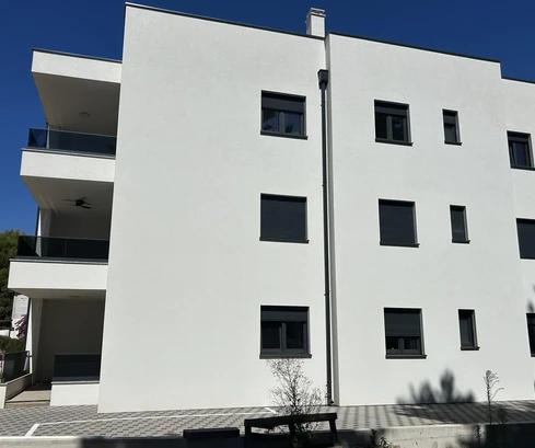 Biograd na Moru, Pakostane - Mieszkanie na parterze z dwoma sypialniami i ogrodem, 200 m od morza