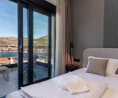 Nowoczesna willa z basenem na sprzedaż w pobliżu morza w Seget w Chorwacji