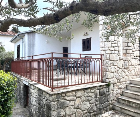 Encantadora casa en Brac con estudio y jardín en venta