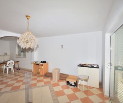 Casa con cinque appartamenti disponibile a Vodice per l'acquisto