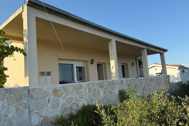 Trogir környéke, Drvenik Mali, két ház 83m2 + 47m2, 200 m-re a tengertől