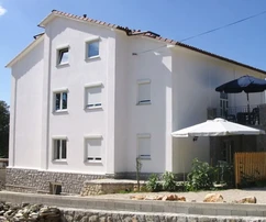 SAMOSTOJEĆA KUĆA SA ŠEST STAMBENIH JEDINICA I POGLEDOM NA MORE!