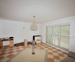 In Vodice steht ein Haus mit fünf Wohnungen zum Verkauf