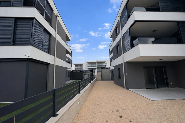 Pag, Šimuni, apartamento de dos dormitorios con jardín a 120 m del mar