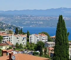 Spazioso appartamento con due camere da letto in vendita a Lovran in Croazia