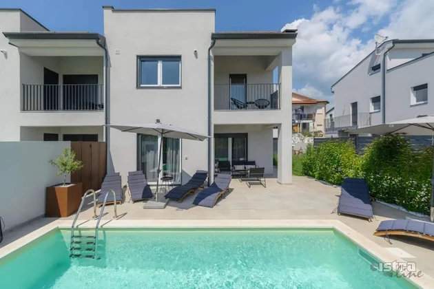 Istria, Porec area, semi-detached house 120 m² with pool, sauna and established tourist rental business