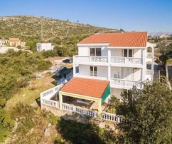 <p>Marina, près du centre, maison de 411 m2 avec 3 grands appartements et un garage</p>