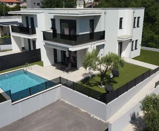 Moderna casa bifamiliare con piscina in vendita a Umago in Croazia