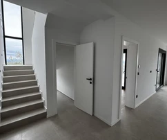Vodice, 2-Zimmer-Luxuswohnung mit Pool, Garage und Panoramablick auf das Meer
