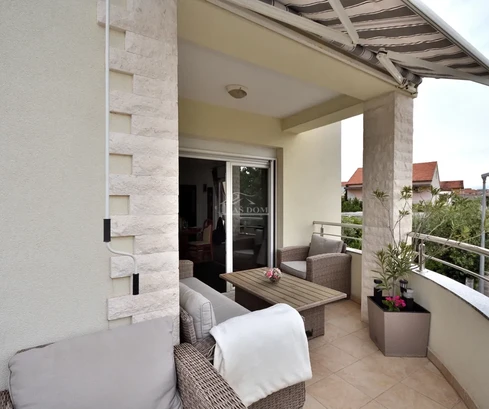Vodice - appartement meublé au premier étage, 2 chambres + salle à manger et deux terrasses, à 500 m de la plage