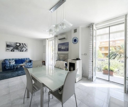 Piso de cuatro habitaciones en venta con jardín y plaza de aparcamiento
