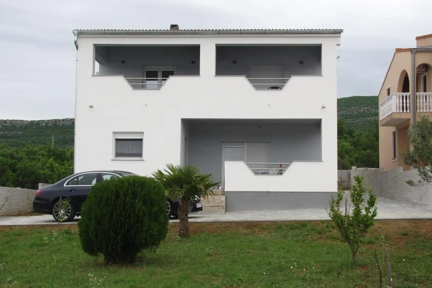 Krusevo, Crna Punta, krásny dom v prvom rade pri mori s tromi bytovými jednotkami