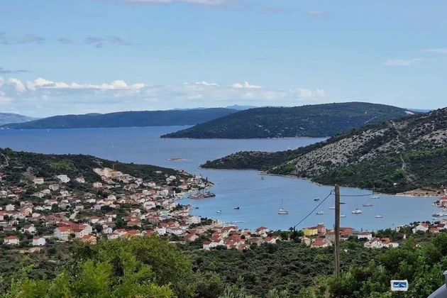 Marina, Vinišće, stavební pozemek 1452 m2, výhled na moře