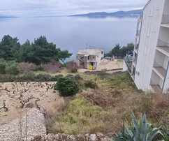 Omiš, Marušići, Baugrundstück 882 m2, 60 m vom Meer