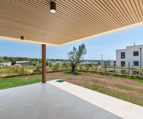 Apartamento en venta en Novigrad Istria con un jardín moderno y estacionamiento en Croacia