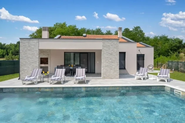 Istrien, Labin, Modernes haus mit pool inmitten der natur