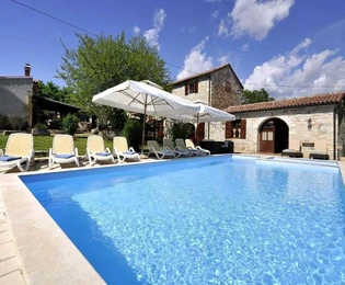 Istrijská kamenná vila s bazénem, velkou zahradou, střední Istrie, Zminj.