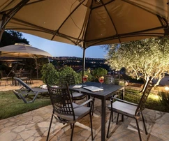 Opatija, Volosko, három lakás összesen 139 m²-en, panorámás tengeri kilátással és tágas kerttel.