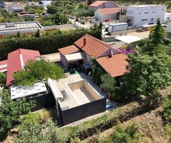 Dwa obiekty z basenem i zadbanym ogrodem na sprzedaż w Chorwacji