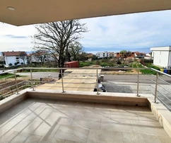 Atraktívny byt s výhľadom na more a záhradou!