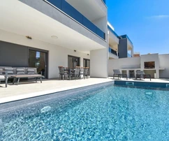 <p>Fedezzen fel egy lenyűgöző ikervillát Poreč közelében: egy kőhajításnyira az Adriai-tengertől</p>