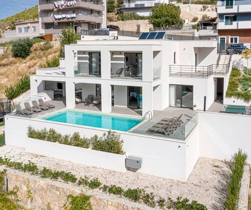 Villa con piscina in vendita vicino a Spalato in Croazia