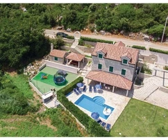 Metkovic, Desne, rustikálna trojposchodová vila