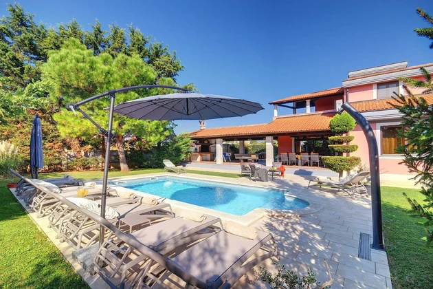 Maison individuelle avec piscine à vendre à Pula – Veli Vrh en Croatie