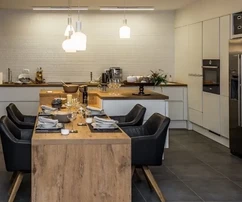 Čiovo, Bezirk G, luxuriös eingerichtete 3-Zimmer-Wohnung 125 m2, große Terrasse, Swimmingpool