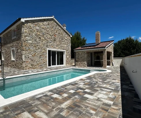 Villa in pietra con piscina in vendita a Vrsi in Croazia