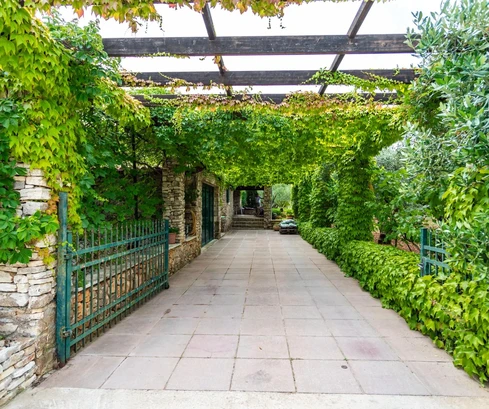 Vis, una splendida tenuta isolata circondata da uliveti e vigneti