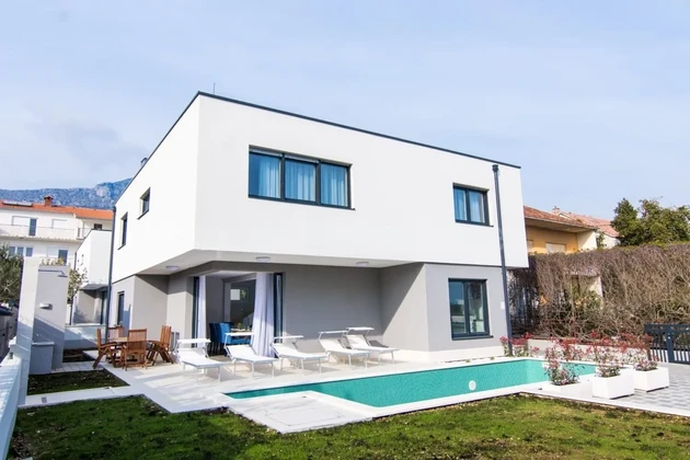 Kaštel Kambelovac, komplex dvoch víl, každá o rozlohe 250 m2, s bazénmi