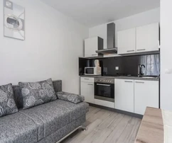 Brač, Milna, casa adosada de 130 m2 con 4 unidades residenciales, segunda fila al mar