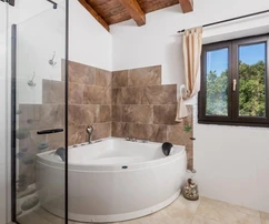 Beautiful stone villa with a spacious garden and a view of the forest, Svetvinčenat, Istria