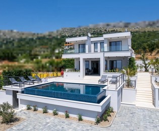 Villa di lusso con vista mare vicino a Spalato: moderna e spaziosa