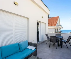 Haus mit Wohnungen in Rogoznica zu verkaufen in Kroatien