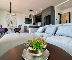 EXKLUZÍVNY APARTMÁN S PANORAMATICKÝM VÝHĽADOM NA MORE, 150 M OD PLÁŽE!