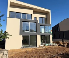 EXCLUSIVO APARTAMENTO DÚPLEX EN UNA UBICACIÓN ATRACTIVA, ¡A 500 M DEL MAR!