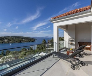 Lussuosa villa con piscina e vista sul mare a Solta