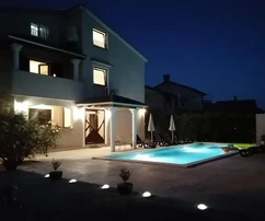 <p>Villa moderna con piscina e vista mare a Parenzo, Istria</p>