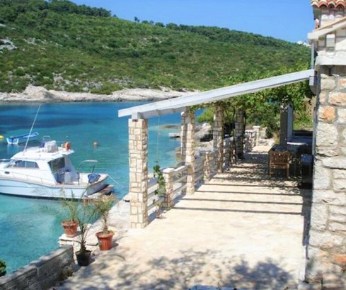 Tradiční kamenný dům u moře v klidné zátoce na ostrově Vis je na prodej